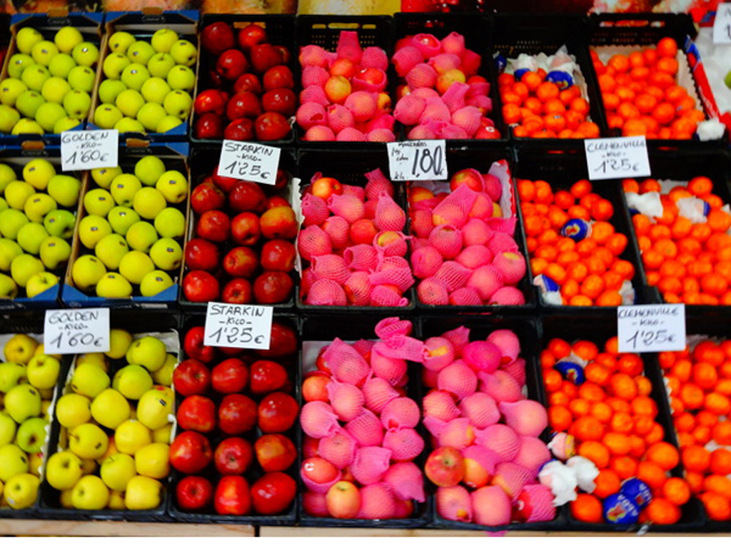 Валберис фруктовая. Фрукты в магазине. Прилавок с фруктами. Ценники на фрукты для магазина. Ценники на овощи и фрукты.